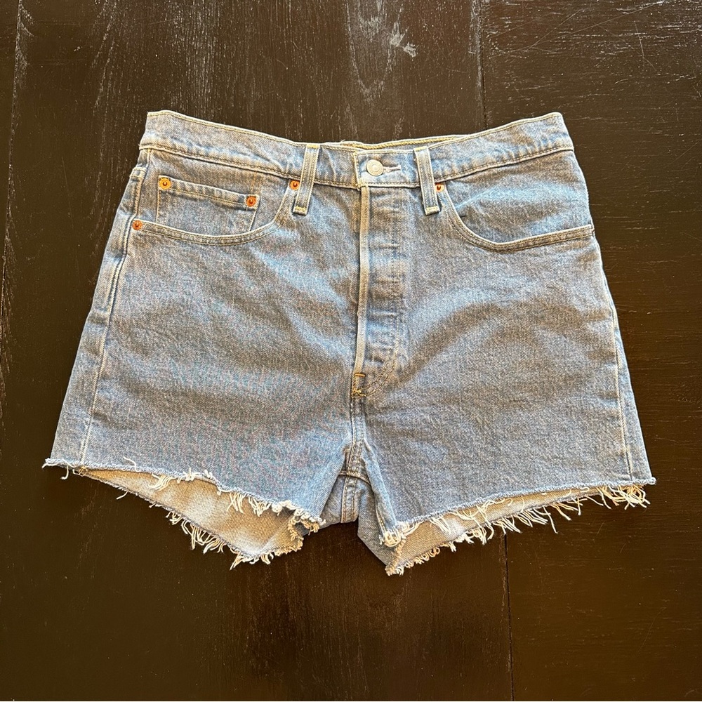 Levi’s Size 31 Jean Short Light Wash Cut Off look Mom Denim